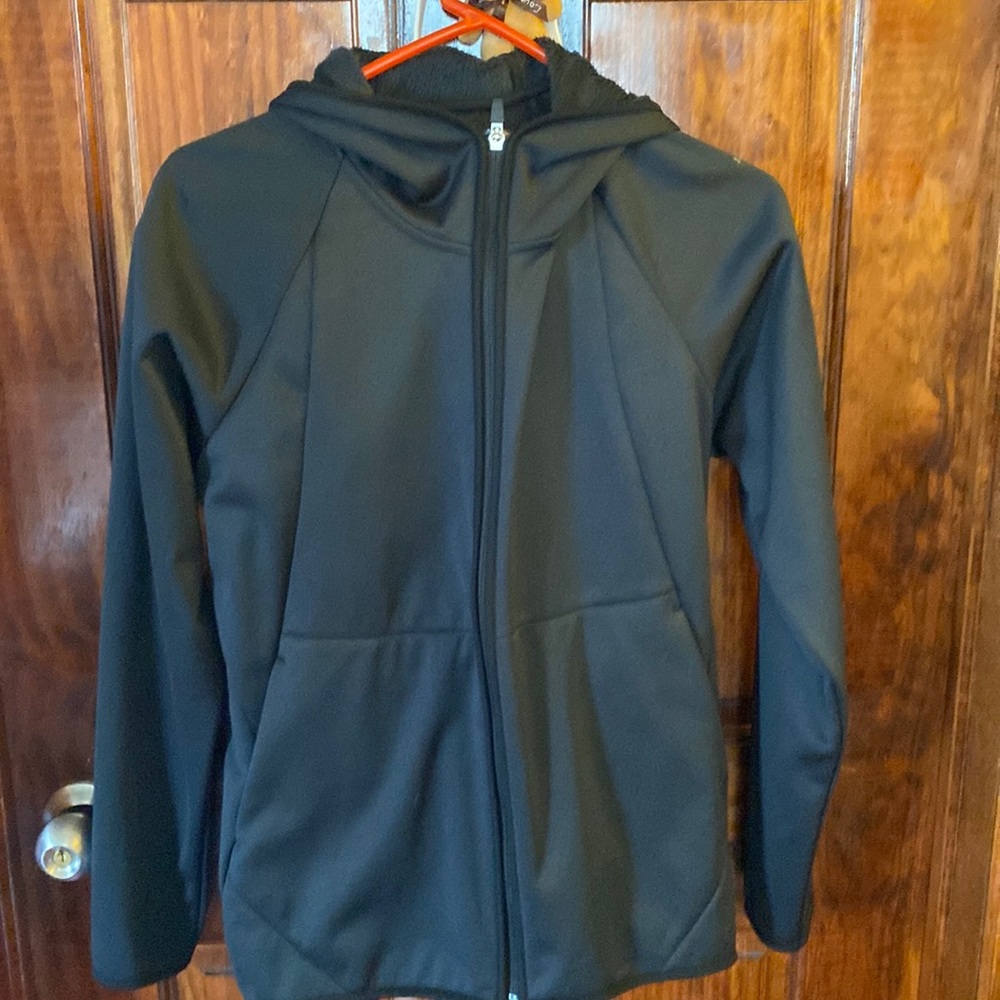 Black athletic sweater with fur inside